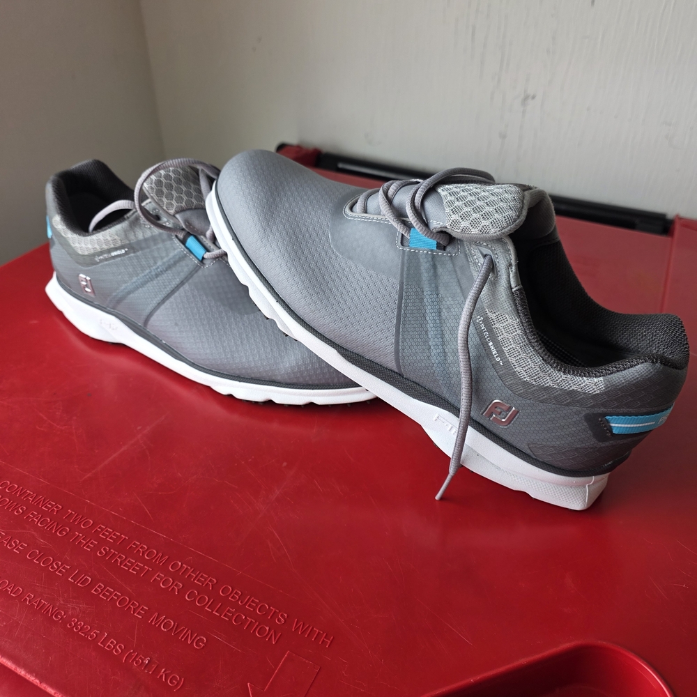 FootJoy Men's Athletic Shoes in Gray with Blue Highlights NEVER WORN
